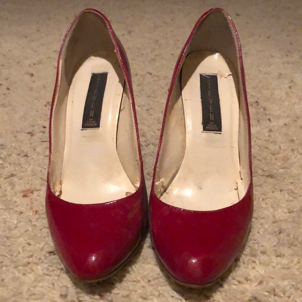 Red pumps